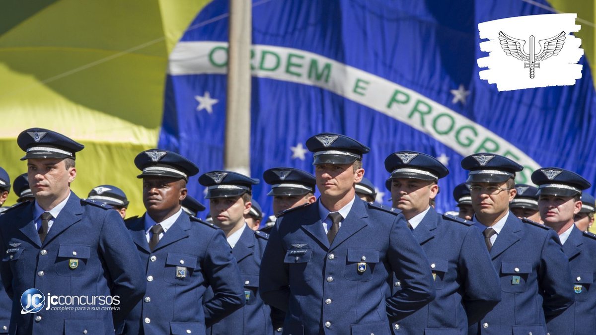 Concurso da Aeronáutica: militares perfilados com bandeira do Brasil ao fundo - Foto: Divulgação