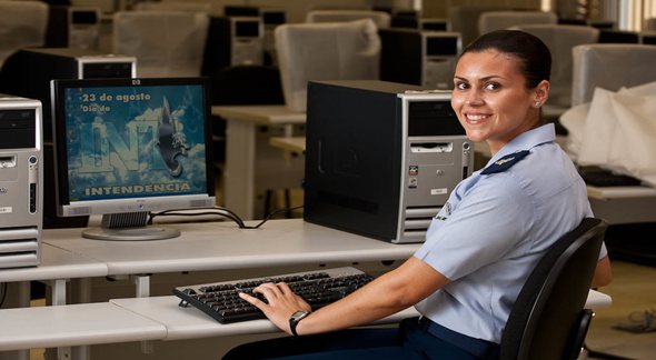 Concurso Aeronáutica: enquanto utiliza computador, aluna do curso de intendência da AFA posa para foto - Divulgação