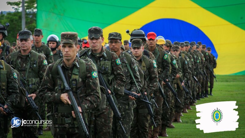 Concurso do Exército: militares perfilados com bandeira do Brasil ao fundo