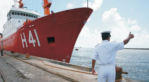 Processo Seletivo Marinha Mercante: marinheiro acena para navio - Divulgação/EBC