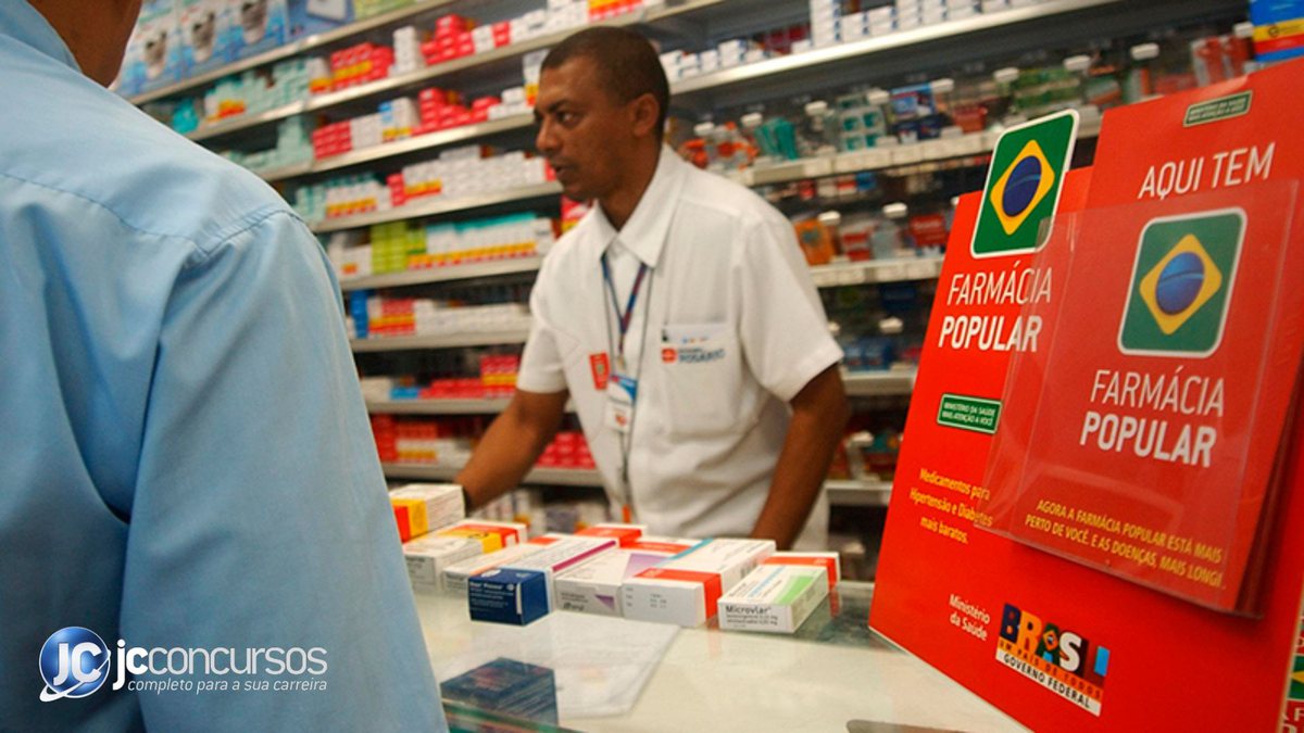 Um balconista realiza atendimento em uma farmácia - Agência Brasil