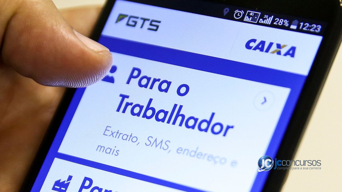 Um homem segura o celular aberto com o aplicativo do FGTS - Agência Brasil - Saque-Aniversário do FGTS