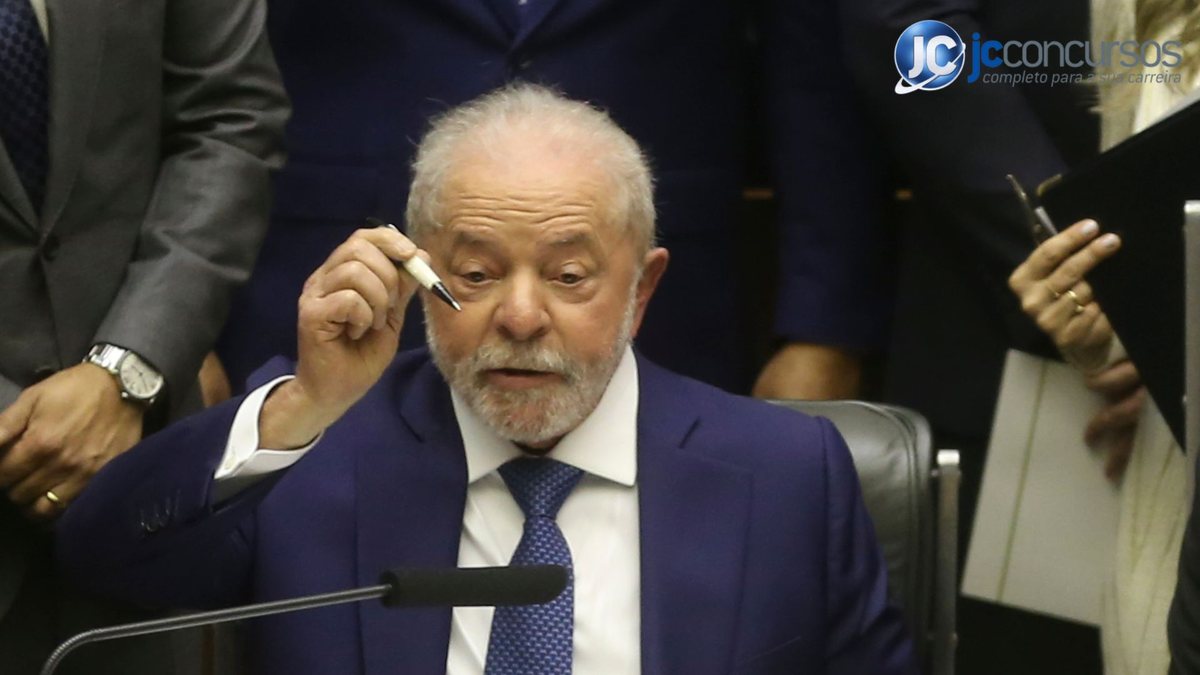 Presidente Lula segurando uma caneta - Valter Campanato/Agência Brasil