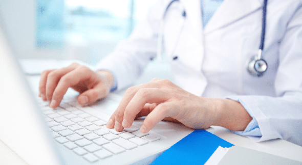 Processo Seletivo Prefeitura de Buritis: médico acessa internet no computador - Divulgação
