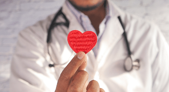 Concurso Prefeitura de Piracicaba: médico segura papel em formato de coração - Divulgação