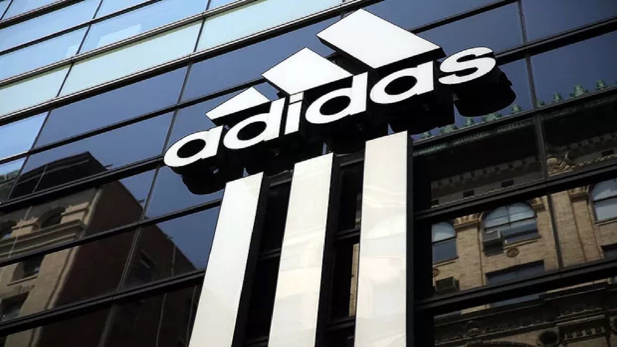 A ação dos funcionários da Adidas foi abraçada por sindicatos e levou pessoas para a frente de lojas de varejo e fábricas