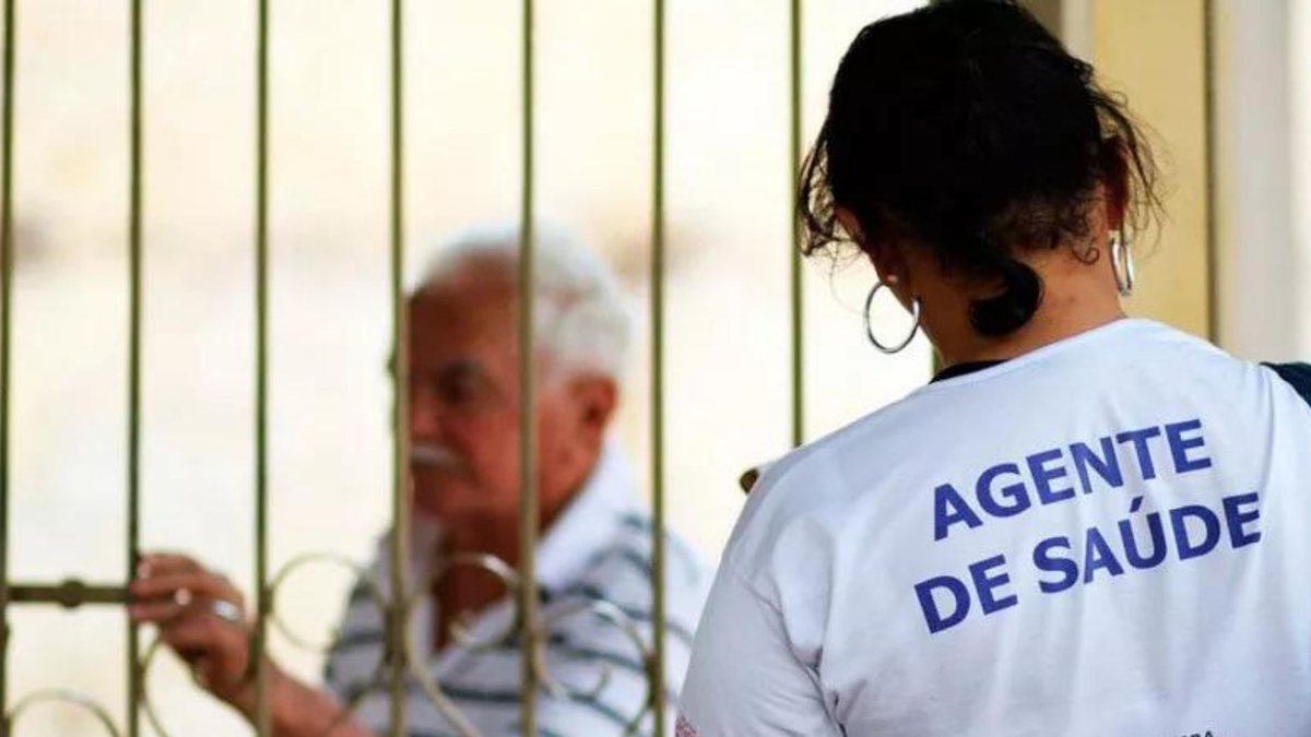 Processo Seletivo Prefeitura de Guapó: agente de saúde visita paciente