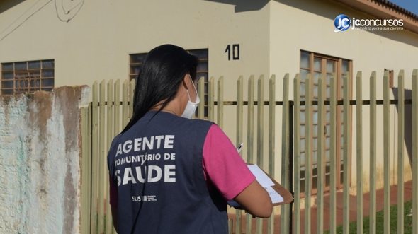 Agente Comunitário de Saúde caminha na rua - Divulgação/Agência Brasil