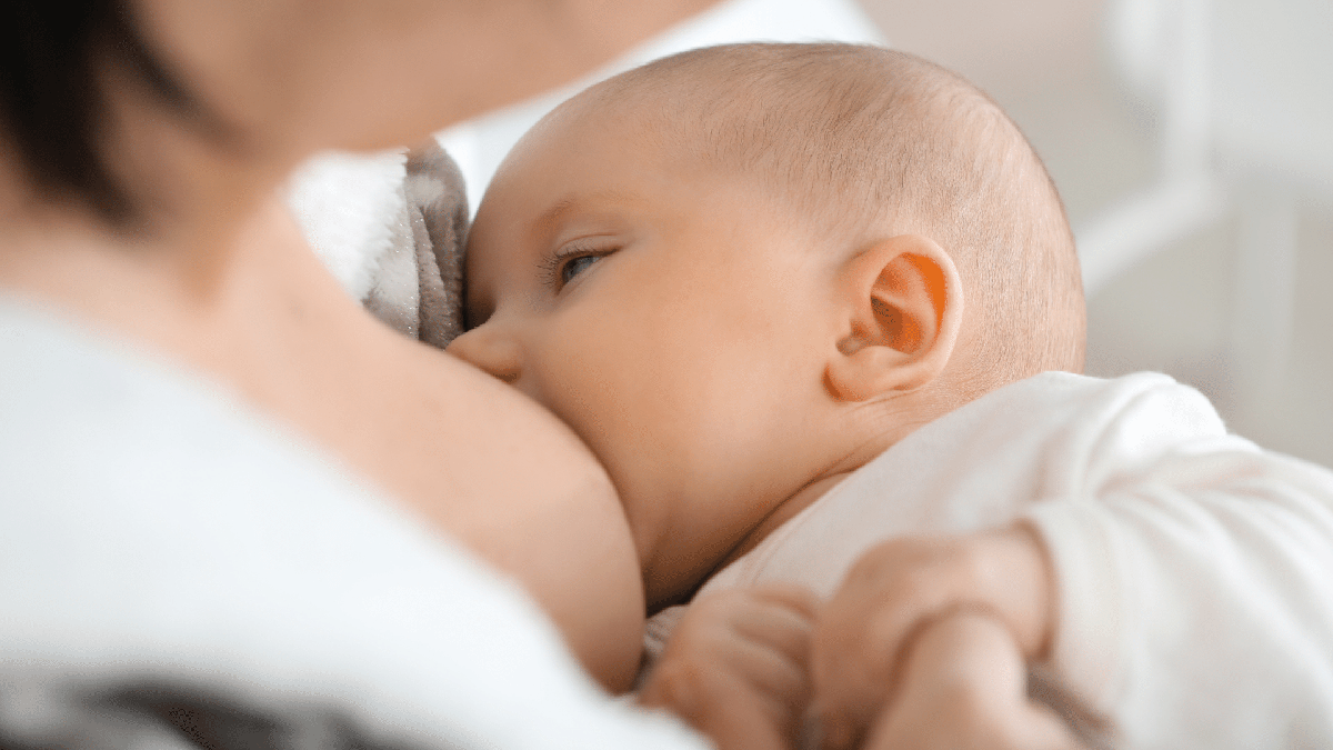 Amamentar durante prova de concurso: lactante alimenta bebê com leite materno