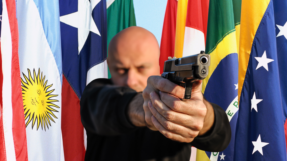 Homem com arma empunhada e bandeiras dos países da América do Sul ao fundo
