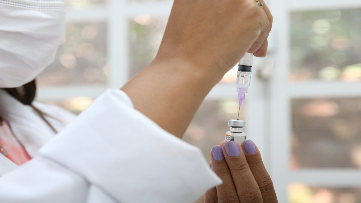 Aplicação da 4º dose de vacina contra a Covid-19 em São Paulo. Entenda