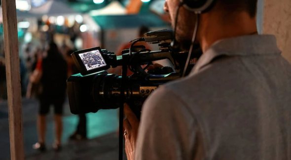 ONG oferece cursos online gratuitos de audiovisual para jovens do Rio de Janeiro - Freepik