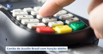 Um homem digita senha do cartão em uma máquinta - Canva - Auxílio Brasil função débito