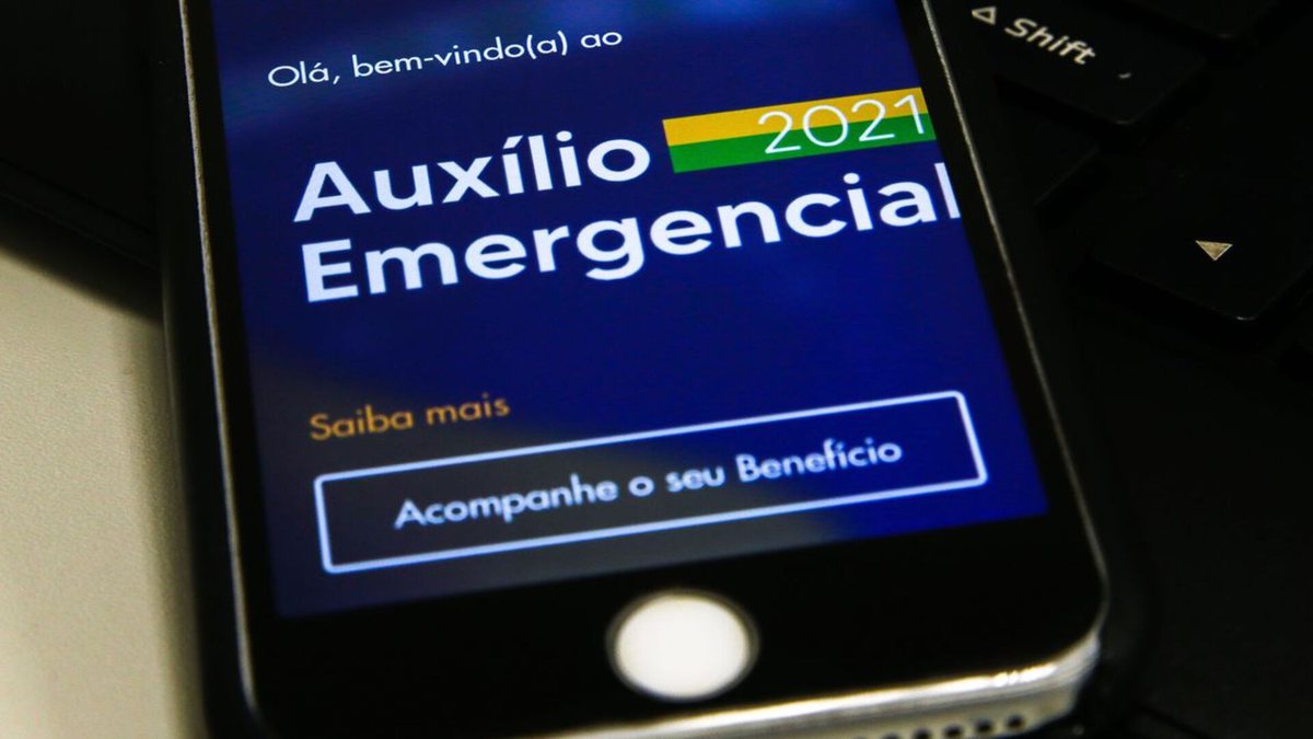 Um celular aberto com o site do Auxílio Emergencial