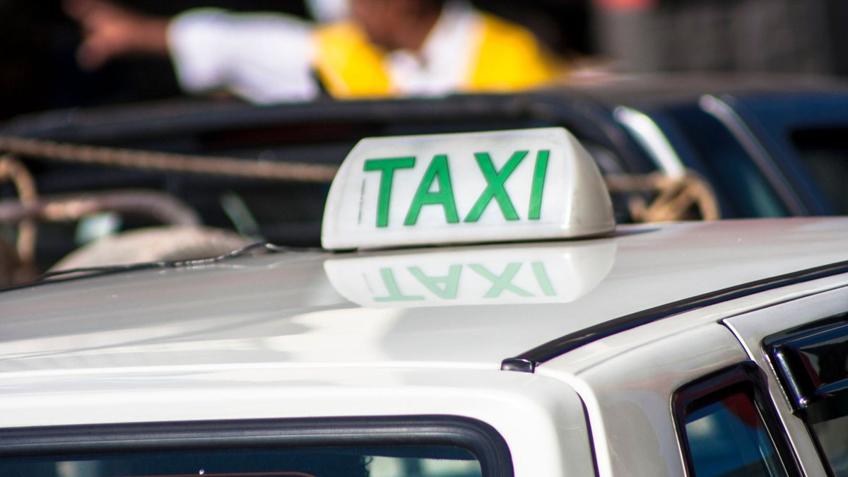 Auxílio taxista: carro de táxi parado no trânsito