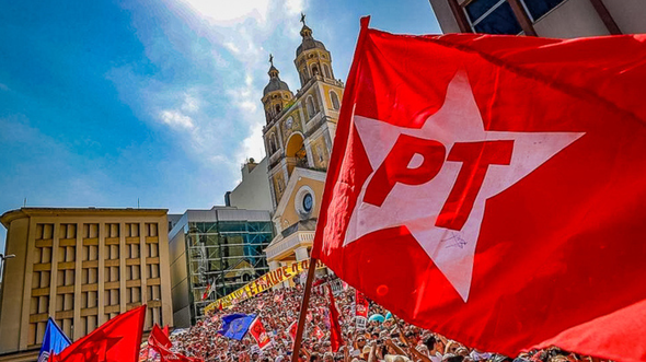Bandeira do PT na cor vermelha com estrela no centro e inscrição PT - Ricardo-Stuckert/Divulgação PT