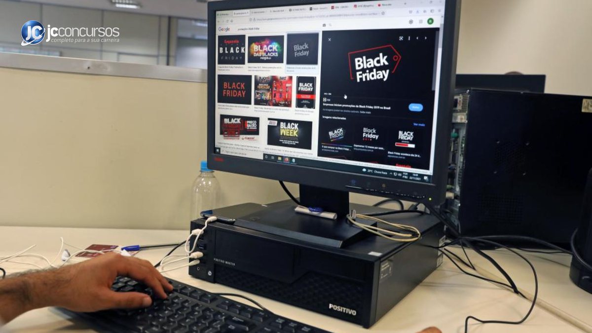 Tela de computador exibe resultados de imagem sobre a Black Friday em site de busca - Adão de Souza/PBH