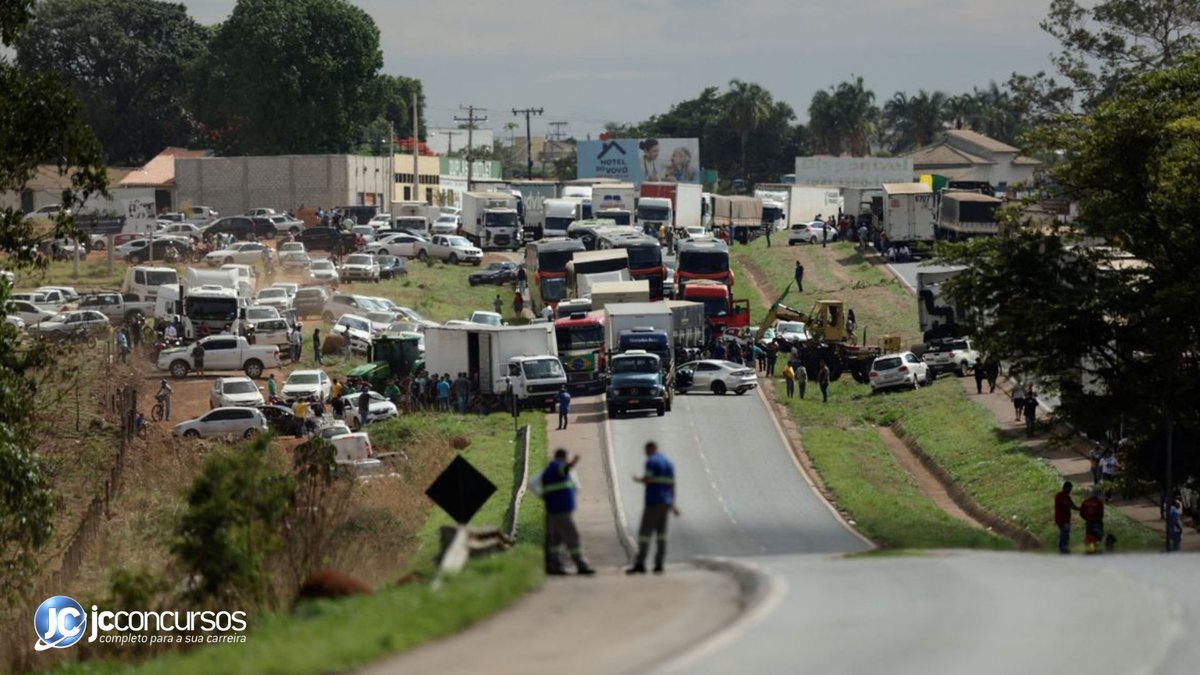 Caminhões impedem livre trânsito de rodovias do país - Agência Brasil