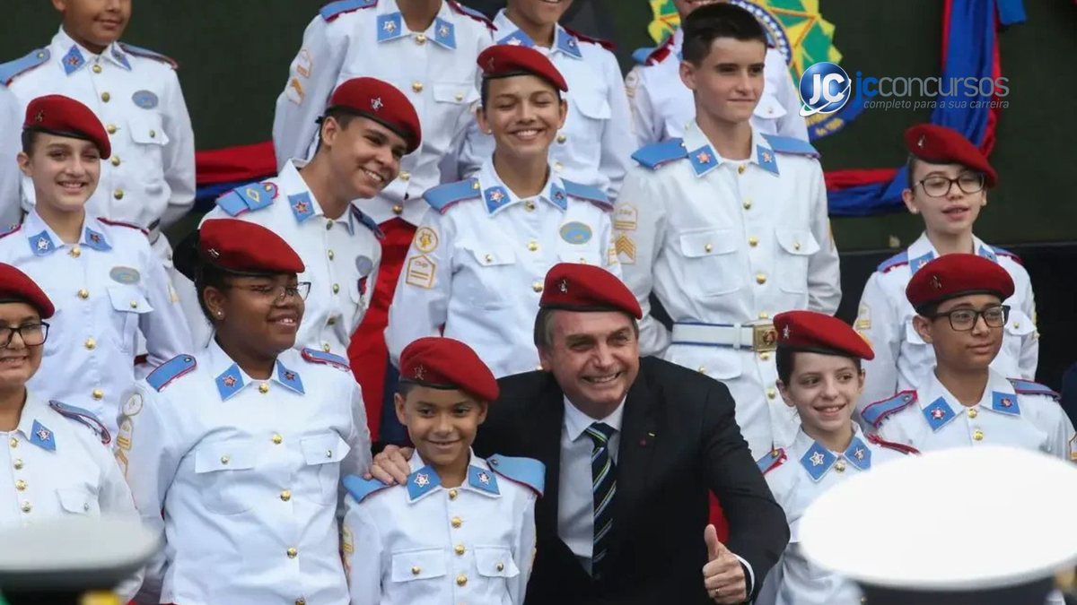 Ex-presidente Jair Bolsonaro (PL) durante visita à ecola cívico-militar em São Paulo