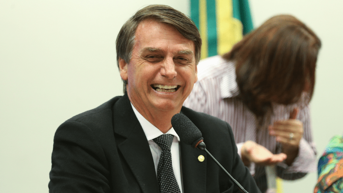 Presidente Jair Bolsonaro sorri em coletiva de imprensa