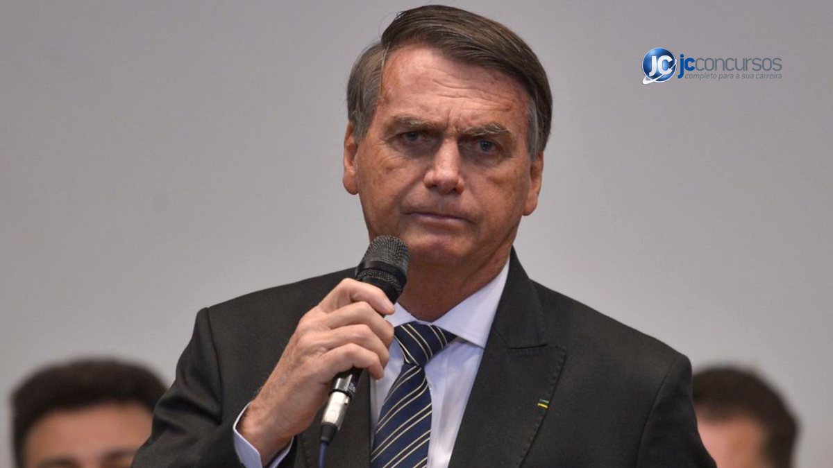Ex-presidente Bolsonaro segura microfone
