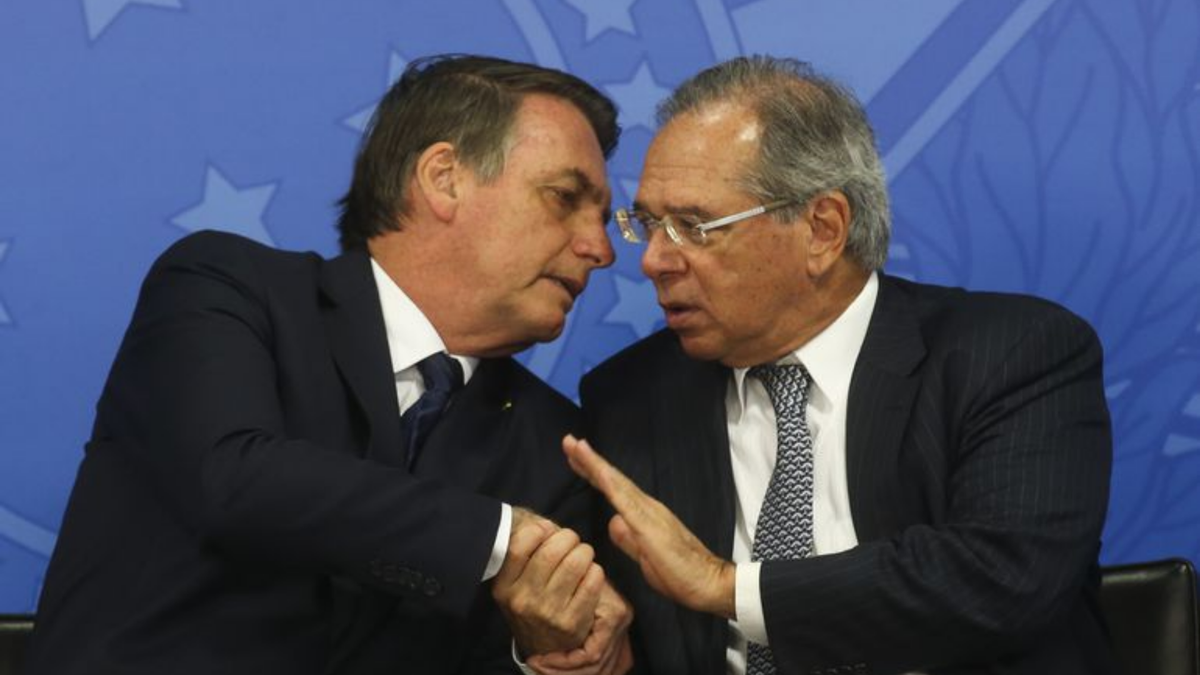 Reajuste salarial: Bolsonaro conversa com Paulo Guedes, ministro da economia