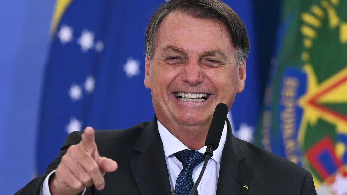 Pec dos Auxílios: Bolsonaro aponta e dá risada