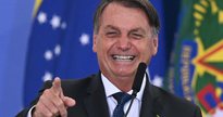 Eleições 2022: Bolsonaro fala em microfone e sorri - Divulgação