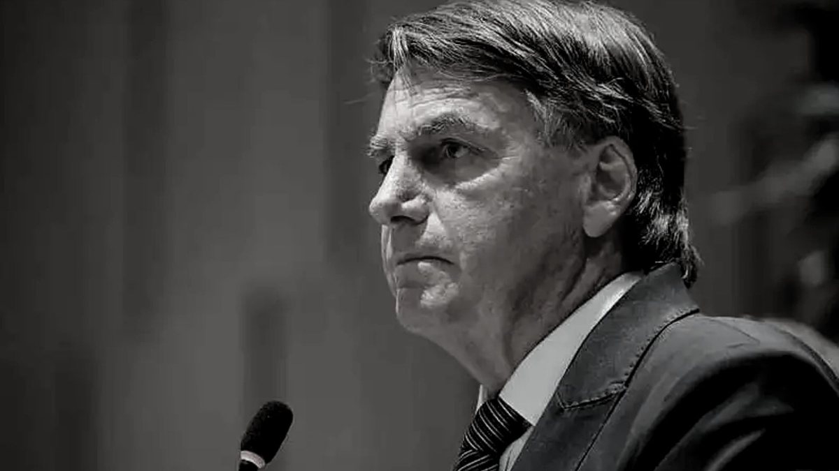 Ex-presidente Bolsonaro olha para frente