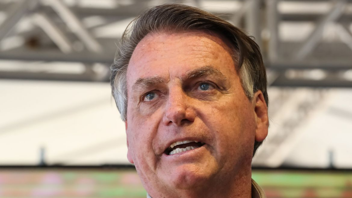 Bolsonaro promete reajuste salarial para todos os servidores públicos