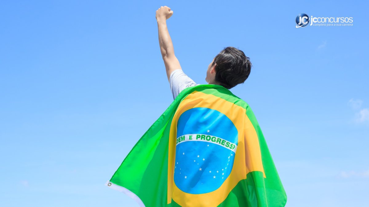 Homem vestido com a bandeira do Brasil
