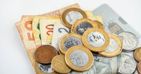 Notas e moedas - Canva - Brasileiros com problemas financeiros