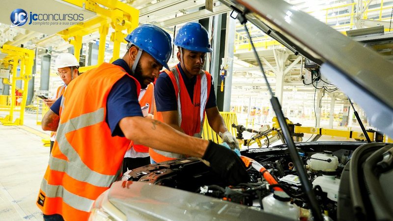 Funcionários na fábrica da montadora BYD - Divulgação