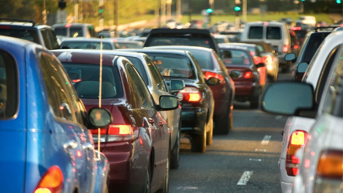 Licenciamento de veículo: carros trafegam em rodovia