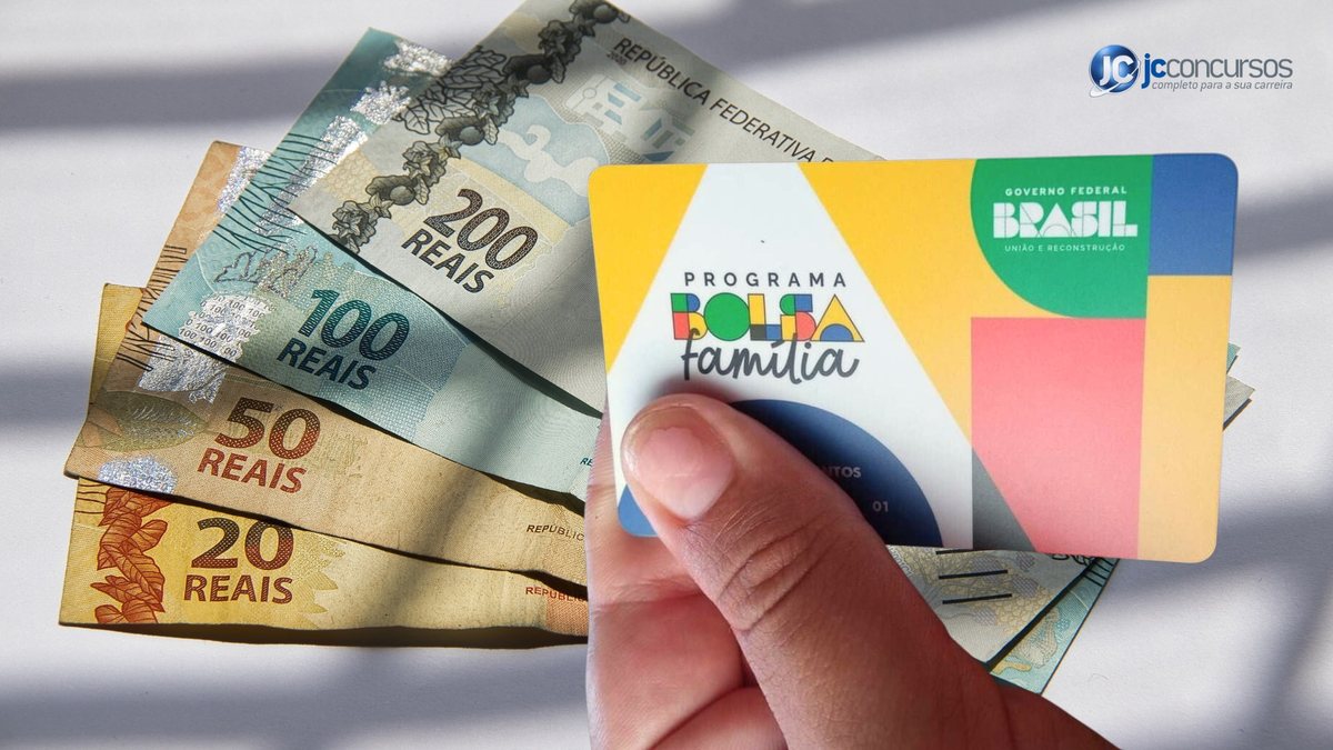 Mulher segura o cartão do Bolsa Família ao lado de notas de dinheiro