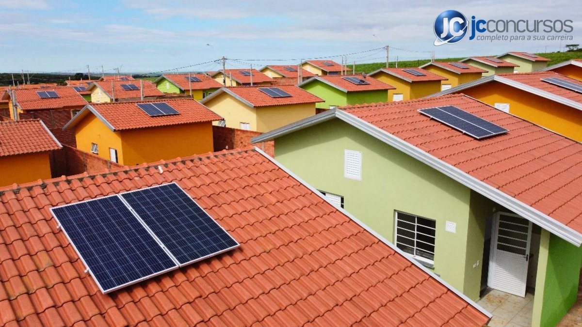 Telhado de casas com sistema que retém energia solar