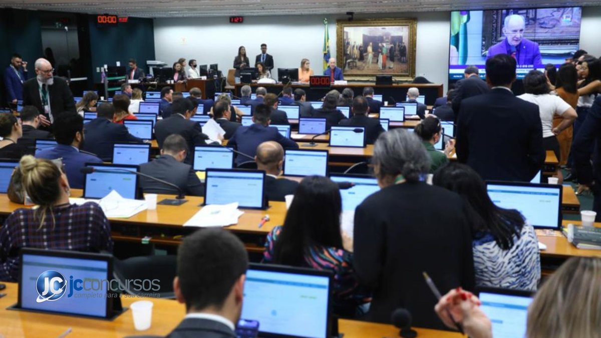 Parlamentares durante votação na CCJ
