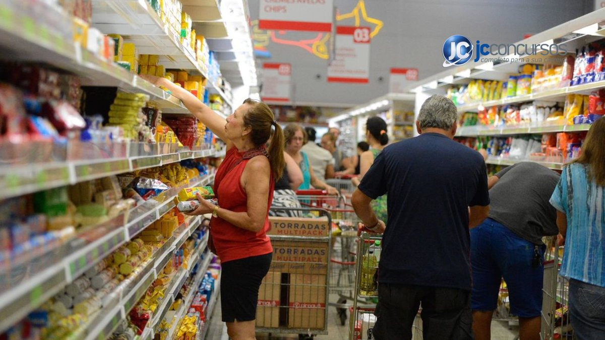 Brasileiros fazem compras em supermercado