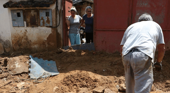 Chuva em Petrópolis: parentes buscam familiares desaparecidos - Tânia Rego/Agência Brasil