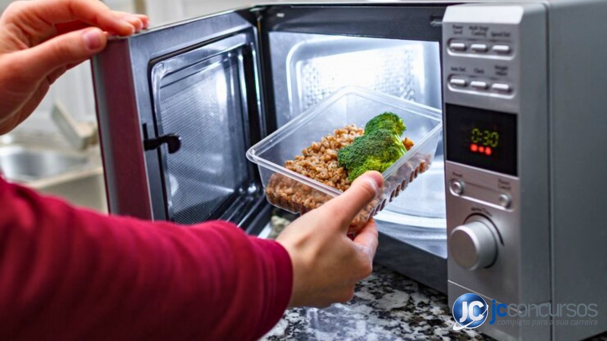 É perigoso esquentar comida no microondas? ESTE material pode intoxicar a sua refeição