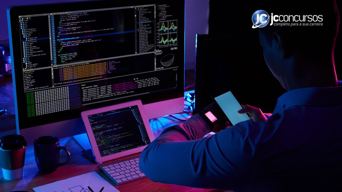 Homem usando computador em um quarto escuro