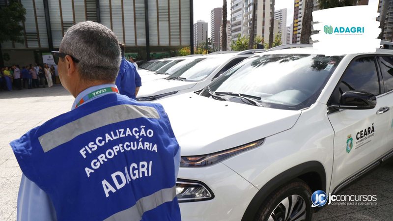 Concurso da Adagri CE: servidor com uniforme da agência é visto de costas - Foto: Divulgação