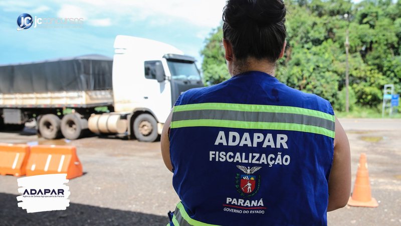 Concurso da Adapar: servidor da Agência de Defesa Agropecuária do Paraná de costas