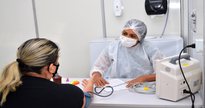 Concurso da Adaps: mulher recebe atendimento médico em consultório - Agência Alagoas