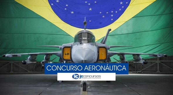 Concurso Aeronáutica - Aeronave da Força Aérea Brasileira estacionada em hangar com bandeira do Brasil ao fundo - Divulgação
