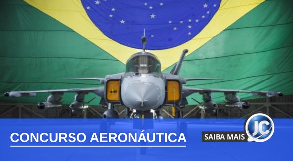 Concurso Aeronáutica: aeronave da Força Aérea Brasileira estacionada em hangar com bandeira do Brasil ao fundo - Divulgação
