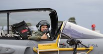 Concurso Aeronáutica: sentado na cabine de aeronave, piloto faz sinal de positivo com a mão - Divulgação
