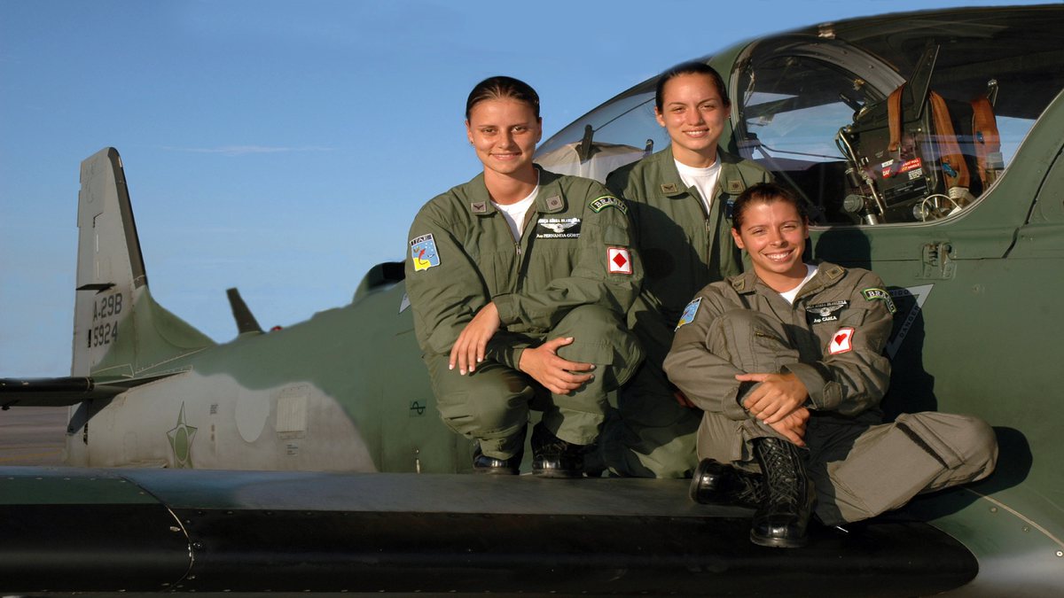 Concurso Aeronáutica: três aviadoras posam para foto ao lado de avião