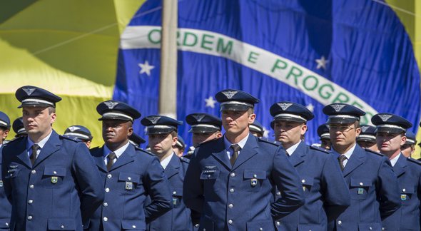 Concurso da Aeronáutica: militares perfilados com bandeira do Brasil ao fundo - Divulgação