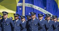 Concurso da Aeronáutica: militares perfilados com bandeira do Brasil ao fundo - Divulgação